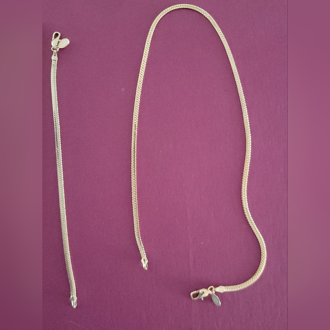 Elegant Gold Necklace And Bracelet Set